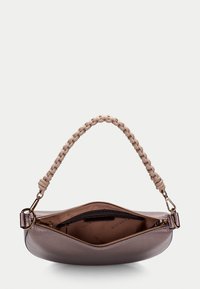 Sac à main en cuir marron avec une poignée tressée, fermeture éclair ouverte, et un intérieur lisse et texturé avec une poche.