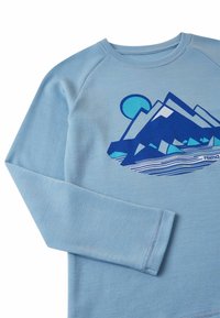 Niebieska bluza z długim rękawem z grafiką przedstawiającą górę i słońce w różnych odcieniach niebieskiego. Miękka tekstura, okrągły dekolt i rękawy raglanowe.