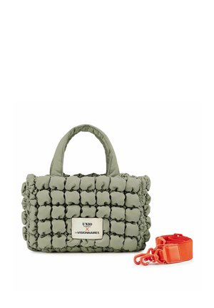 Steppte olivgrüne Handtasche mit zwei Griffen und einem Logo-Patch, begleitet von einem abnehmbaren, leuchtend orangefarbenen Schulterriemen mit Karabinern.