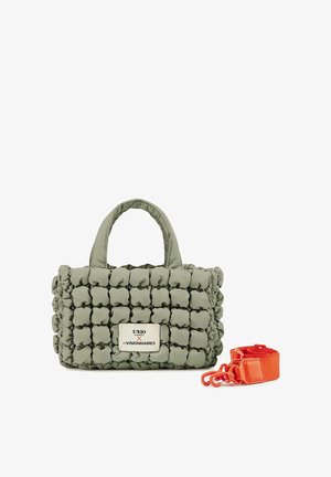 Steppte olivgrüne Handtasche mit zwei Griffen und einem Logo-Patch, begleitet von einem abnehmbaren, leuchtend orangefarbenen Schulterriemen mit Karabinern.