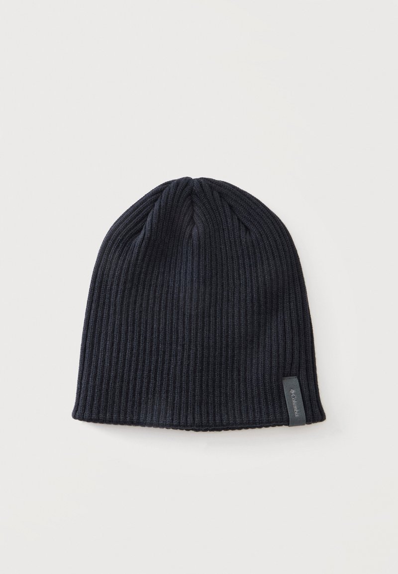 Bonnet en maille côtelée noire avec une petite étiquette en tissu sur le côté affichant le nom de la marque Columbia et son logo.