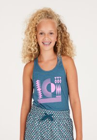 Mouwloze teal tanktop met een roze geometrische grafiek; gecombineerd met een patroon van blauwe shorts met kleine roze en witte details.
