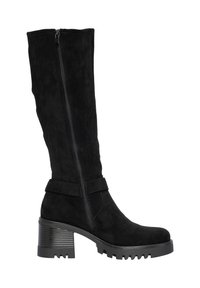Bota de ante negra hasta la rodilla con un tacón grueso, cremallera lateral y detalle de correa en el tobillo. Suela texturizada para proporcionar tracción.