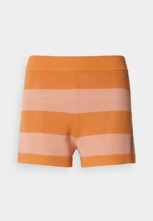 Kootud lühikesed püksid, millel on vahelduvad laiad horisontaalsed triibud oranžis ja helesinises, varustatud ribakujulise vöökoha ja äärega.