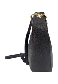 Borsa a tracolla in pelle nera con finitura testurizzata, hardware dorato e una sola tracolla. La borsa ha una forma elegante e curva.