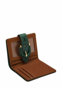 Portefeuille en cuir marron avec une sangle en cuir verte et des ferrures dorées. Comporte plusieurs emplacements pour cartes et une fenêtre ID transparente. Intérieur texturé.