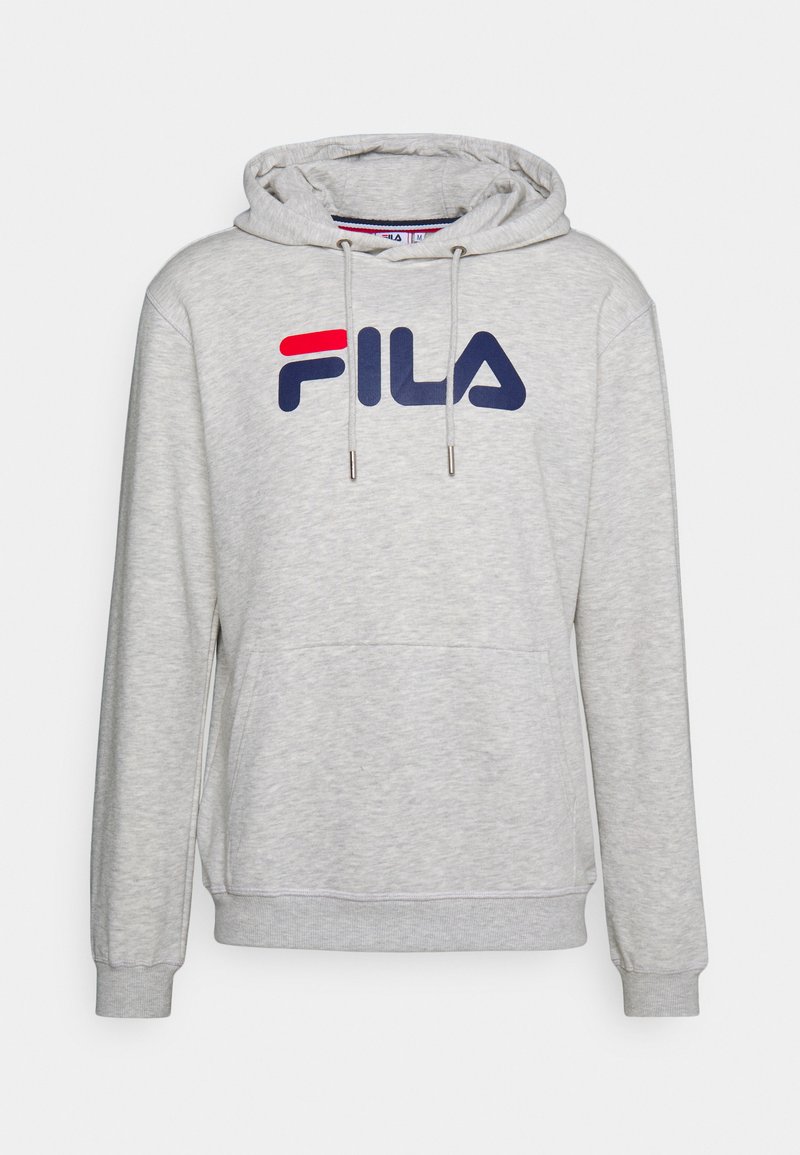 Felpa grigia in morbido tessuto, con tasca frontale, cordini e un grande logo FILA rosso e blu sul petto.