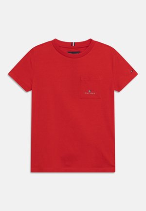 Rød T-shirt med korte ærmer og rund hals med en brystlomme, der har et lille Tommy Hilfiger-logo og teksten "HILFIGER".