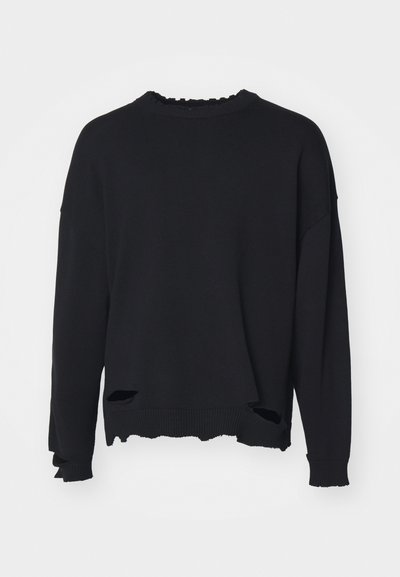 Μαύρο πλεκτό πουλόβερ με στρογγυλή λαιμόκοψη, χαμηλωμένους ώμους και φθαρμένο στρίφωμα με πλαϊνές σχισμές. Υφασμάτινη υφή με χαλαρή εφαρμογή.