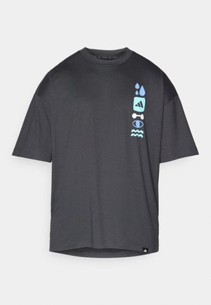 Dunkelgraues T-Shirt mit kurzen Ärmeln aus weichem Material, das auf der Vorderseite blaue grafische Illustrationen zeigt, darunter Wasser- und Fitnesssymbole.