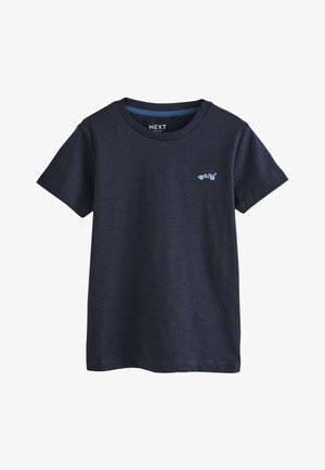 Jūras zila kokvilnas T-krekls ar īsām piedurknēm un apaļu kakla izgriezumu. Kreisajā krūtīs izšūta mazā zila auto logo.