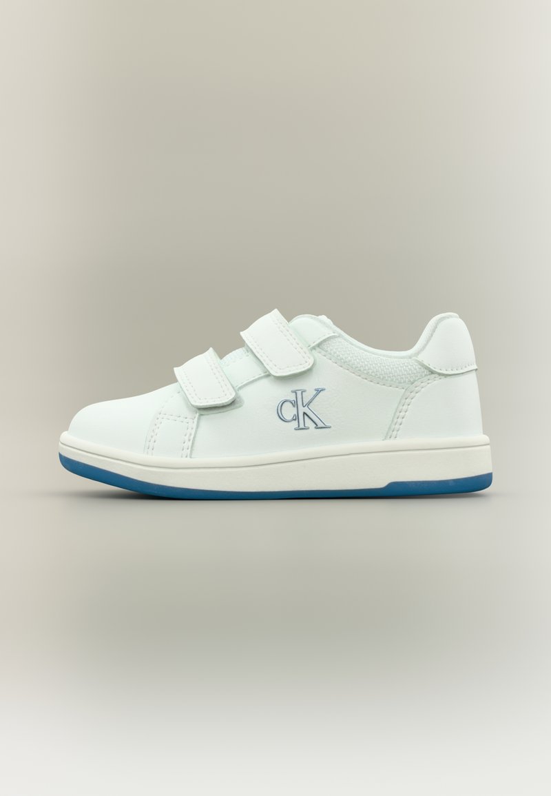 Weißer Sneaker mit blauen Akzenten, aus synthetischem Material, mit runder Zehenpartie, zwei Klettverschlüssen und einer strukturierten Ferse zur Unterstützung.