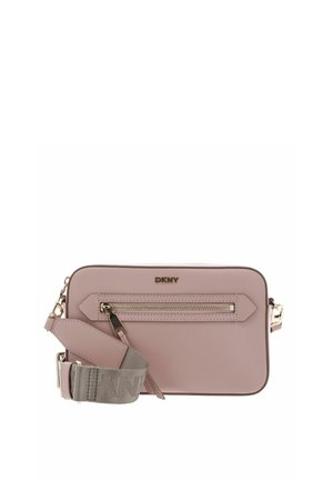 Sac bandoulière rectangulaire mauve avec poche avant zippée, garnitures dorées et bandoulière taupe réglable avec logo embossé.