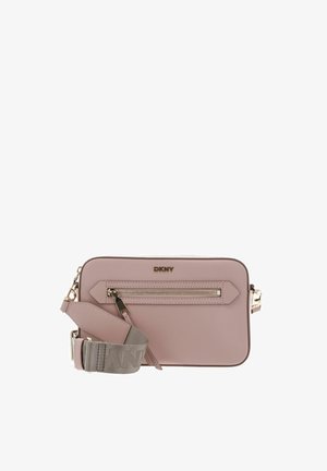 Sac bandoulière rectangulaire mauve avec poche avant zippée, garnitures dorées et bandoulière taupe réglable avec logo embossé.