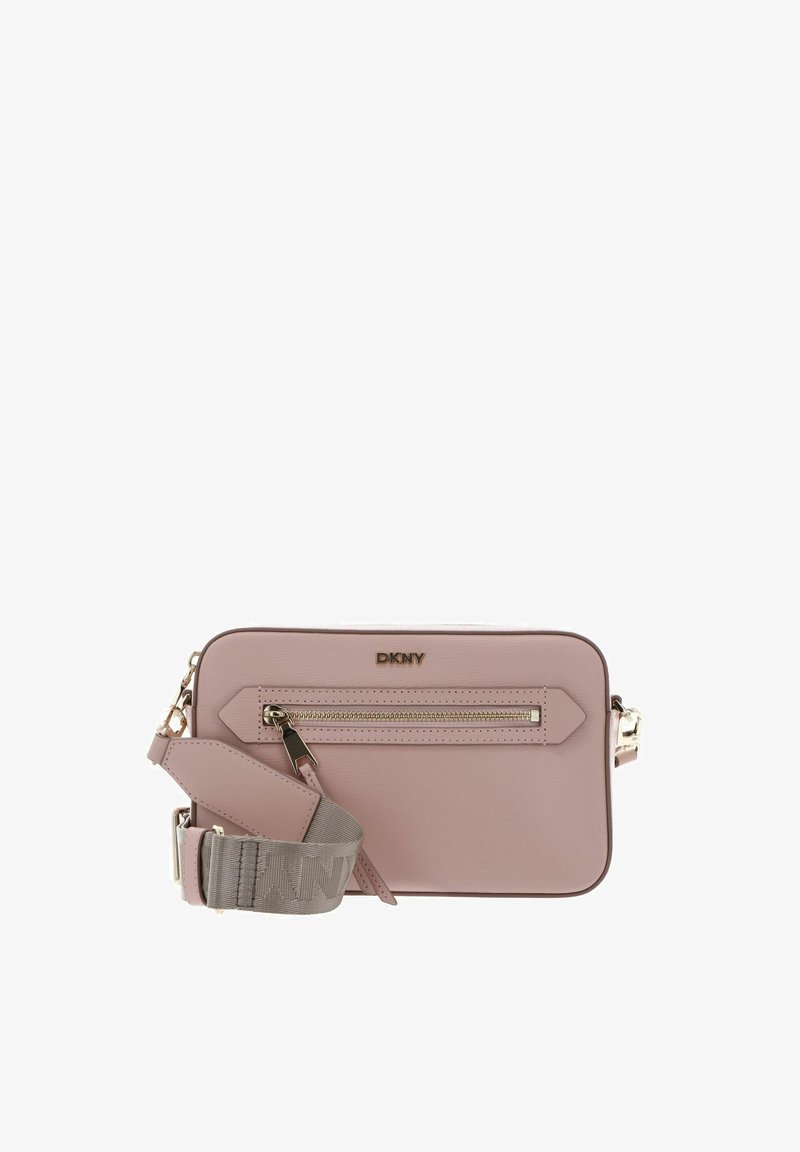 Sac bandoulière rectangulaire mauve avec poche avant zippée, garnitures dorées et bandoulière taupe réglable avec logo embossé.