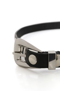 Ceinture en cuir noir avec une boucle en métal élégante au fini poli, accentuée par une clou ronde et une surface lisse et texturée.