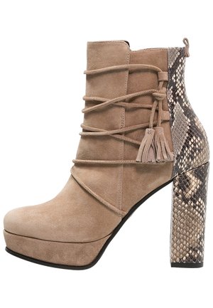 Stivaletti con tacco - camel