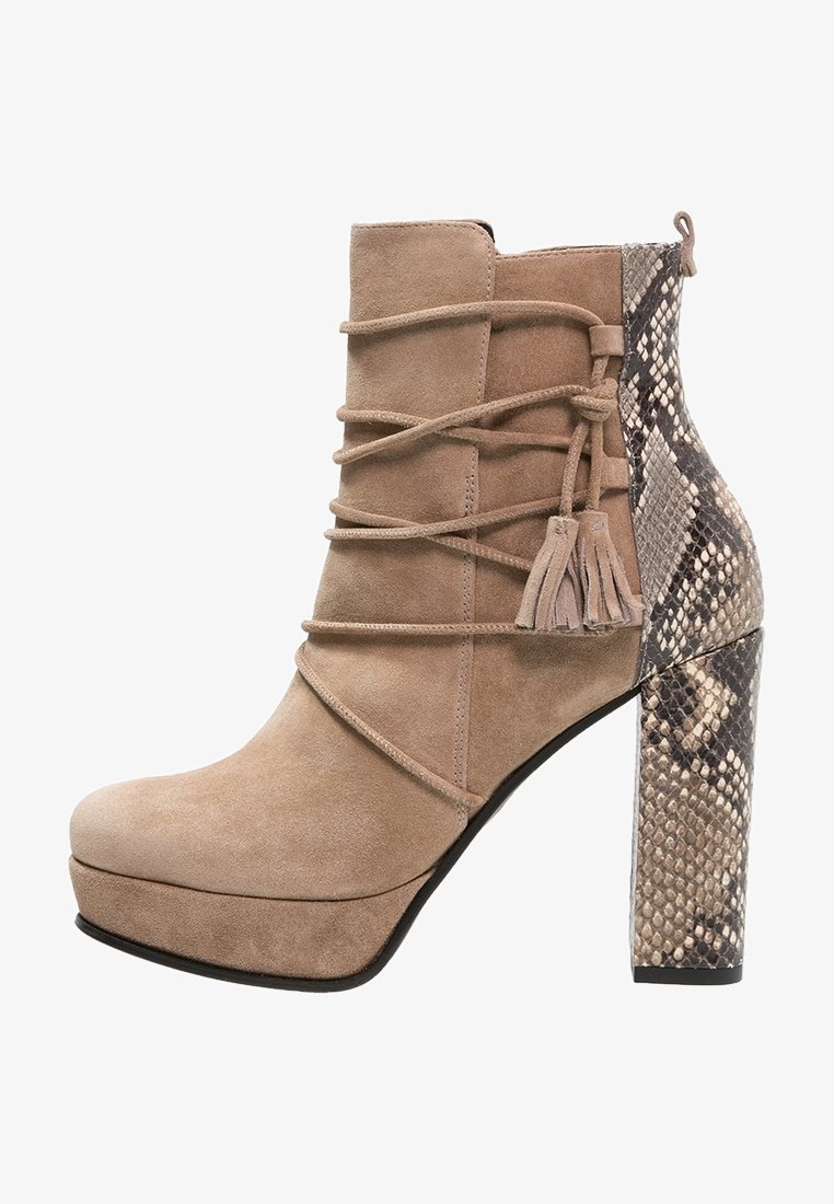 Stivaletto in suede taupe alto fino alla caviglia con lacci a frange intrecciati e un tacco spesso con motivo in pelle di serpente e un pannello posteriore abbinato.