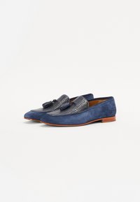 Mocasini bleumarin cu un upper din material textil împletit și accente din pielă întoarsă, prezentând detalii cu ciucuri și o talpă din piele maro.