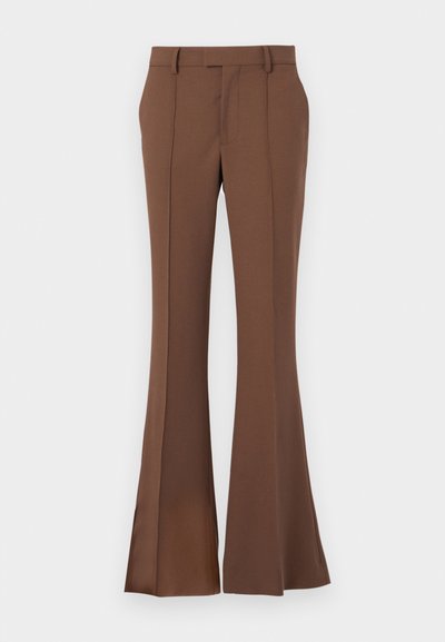 Pantalons évasés marron en tissu lisse, dotés d'un devant plat, de passants de ceinture et d'une coupe ajustée avec des détails de plis subtils.