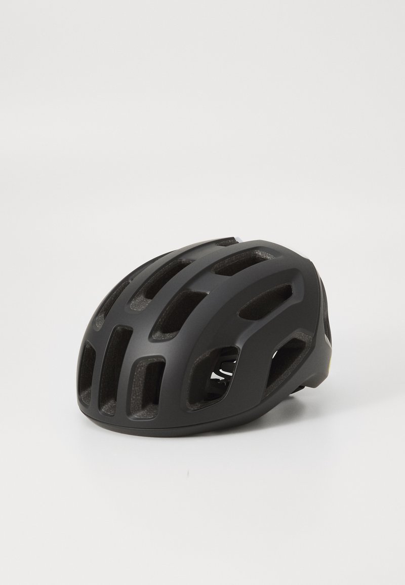 Casco da bicicletta nero con un design aerodinamico, dotato di numerose aperture di ventilazione e una finitura liscia e opaca. Struttura leggera.