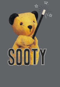 Žlutá plyšová medvěd s černýma ušima, držící kouzelnou hůlku. Text "SOOTY" ve tučném, zdobeném písmu. Šedé pozadí, kolem hůlky třpytky.