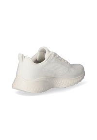 Białe buty sportowe z teksturowaną cholewką, okrągłym noskiem i amortyzowaną podeszwą. Posiadają sznurowadła oraz pętelkę na pięcie ułatwiającą zakładanie.