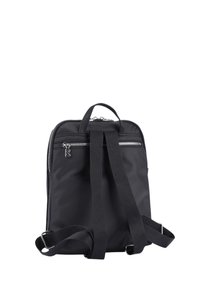 Mochila negra de nailon con tirantes ajustables, asa en la parte superior, bolsillo frontal con cremallera y herrajes en color plateado. Textura suave, diseño moderno.
