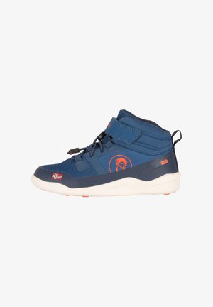 Blaues Mid-Top-Sneaker mit einem strukturierten Mesh-Obermaterial, orangefarbenen Akzenten, verstellbarem Riemen und einer leichten weißen Sohle mit Grip-Mustern.