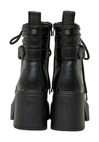 Stivali neri con tacco alto in pelle sintetica, caratterizzati da un design arricciato, laccatura sul retro e un accento con logo. Chiusura con zip sul lato.