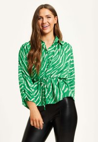 Liquorish ZEBRA PRINT WITH LONG SLEEVES AND TIE WAIST - Button-down blouse - green