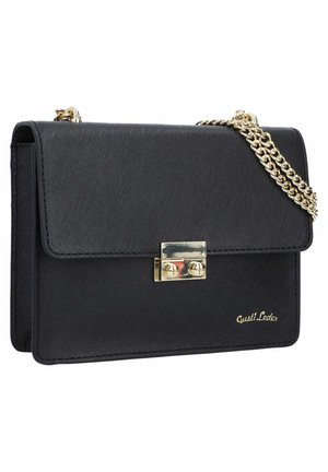 Bolso bandolera de cuero negro con correa de cadena dorada y cierre rectangular dorado, con el logo "Gusti Leder" en la esquina frontal.