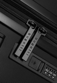 Valigia rigida nera con superficie testurizzata, doppie cerniere nere etichettate "bugatti" e una combinazione di lucchetto sul lato.