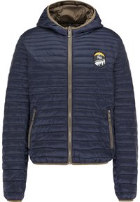 Giacca a motore blu navy con cappuccio, caratterizzata da un design a coste orizzontali, dettagli color sabbia, chiusura con zip e un logo di montagna sul petto.