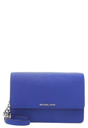 Niebieska skórzana torebka crossbody Michael Kors z srebrnym łańcuszkowym paskiem i srebrnym logo umieszczonym centralnie na przedniej klapie.