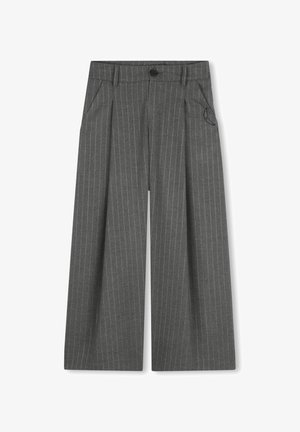 Grijze wijde broek met witte krijtstrepen, voorplooien, riemlussen, zijzakken en een knoopsluiting aan de tailleband.