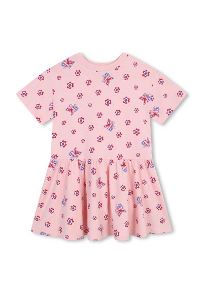 Robe rose à manches courtes avec une jupe froncée, ornée d'un motif floral rouge et bleu, et des accents de style cartoon tout au long.