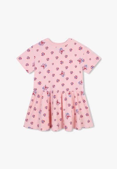 Robe rose à manches courtes avec une jupe froncée, ornée d'un motif floral rouge et bleu, et des accents de style cartoon tout au long.
