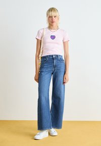 Santa Cruz HEART WREATH MINI FRONT - T-shirts med print - rose quartz