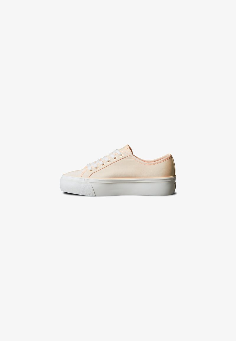 Baskets en toile couleur pêche clair avec des lacets blancs, un bout arrondi et une semelle en caoutchouc blanche. Présentent une tige texturée et un design minimaliste.