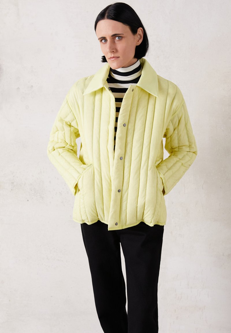 Holzweiler SPRING JACKET - Casaco de penas - light yellow
