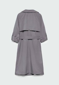 Trench-coat gris avec une taille ceinturée, un col à revers et des manches retroussables. Tissu lisse avec une fente au dos et un design minimaliste.