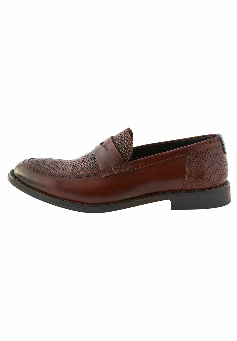 Mocassin en cuir marron pour hommes avec texture tissée sur le dessus et le talon, style à enfiler, et semelle en caoutchouc noire.