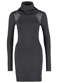 Robe noire moulante à manches longues avec col haut et détails en panneaux effet cuir sur les épaules.