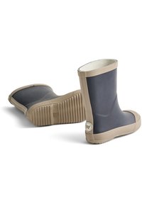 Paar dunkelblaue Gummiregenstiefel mit beigem Rand und strukturierten Sohlen, einer steht aufrecht und der andere liegt auf der Seite.