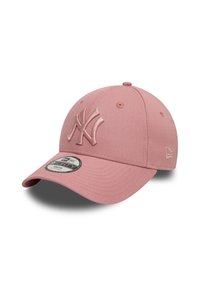 Roze baseballcap van stof met een gestructureerde voorkant. Bevat een geborduurd New York Yankees-logo en een verstelbare band aan de achterkant.