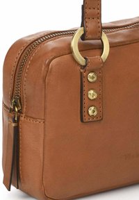Bolso de piel marrón con forma rectangular, adornos en hardware dorado y cierre de cremallera. Presenta un asa cosida y botones decorativos.