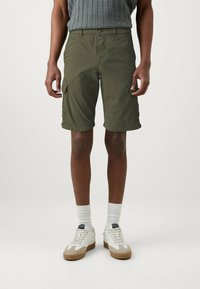 Pantaloni cargo verde oliva con due tasche laterali, realizzati in tessuto leggero, con vestibilità regolare e chiusura con bottone.