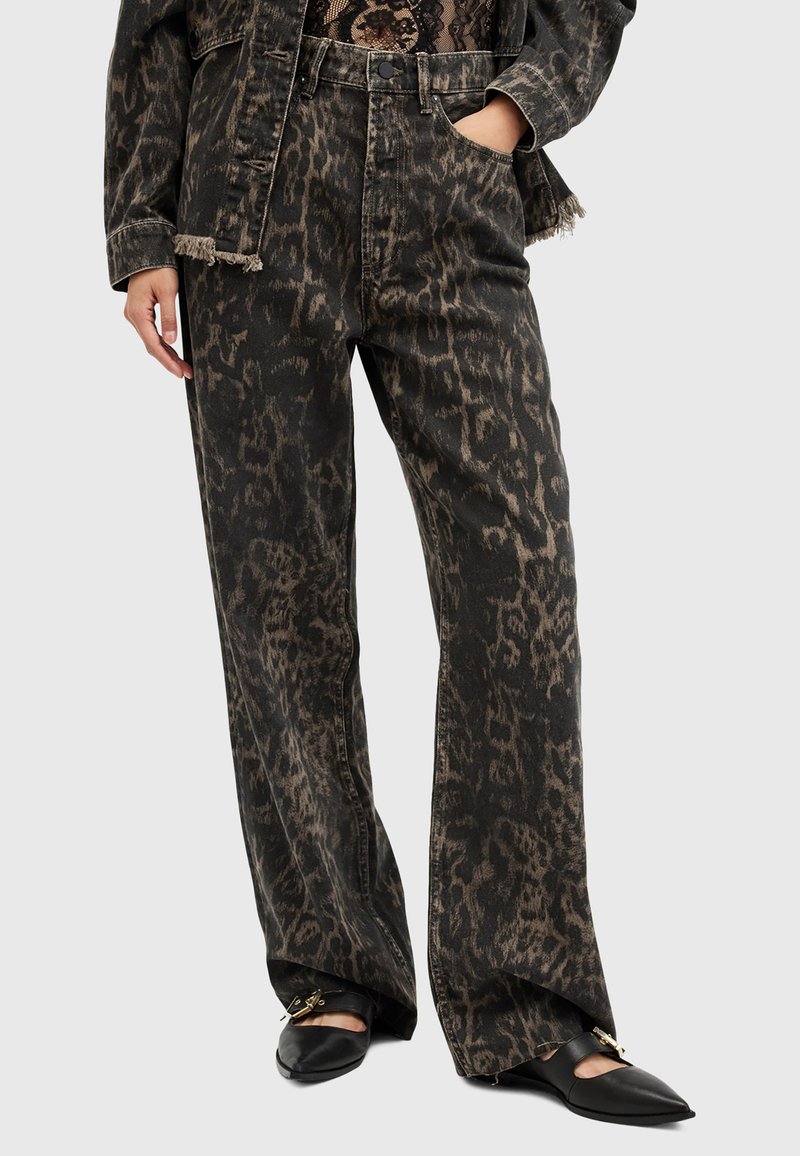 Crne traper široke hlače s smeškim leopard uzorkom. Imaju oštećen rub i bočne džepove. Uparene s crnim cipelicama na špic.