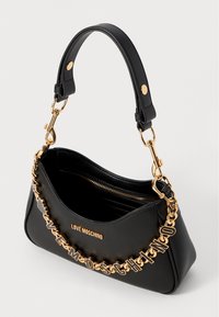 Svart faux skinn håndveske med en gullkjedeak accent, med teksten "LOVE MOSCHINO" og et buet håndtak med gullbeslag.